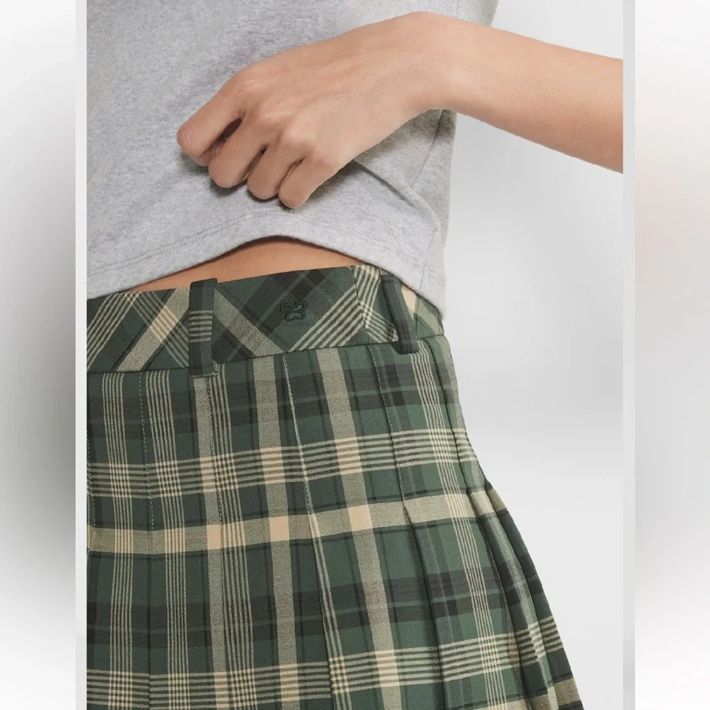 Sunday Best
Olive Micro Skirt Pleated high-waisted micro skirt Aritzia - Picture 3 of 13